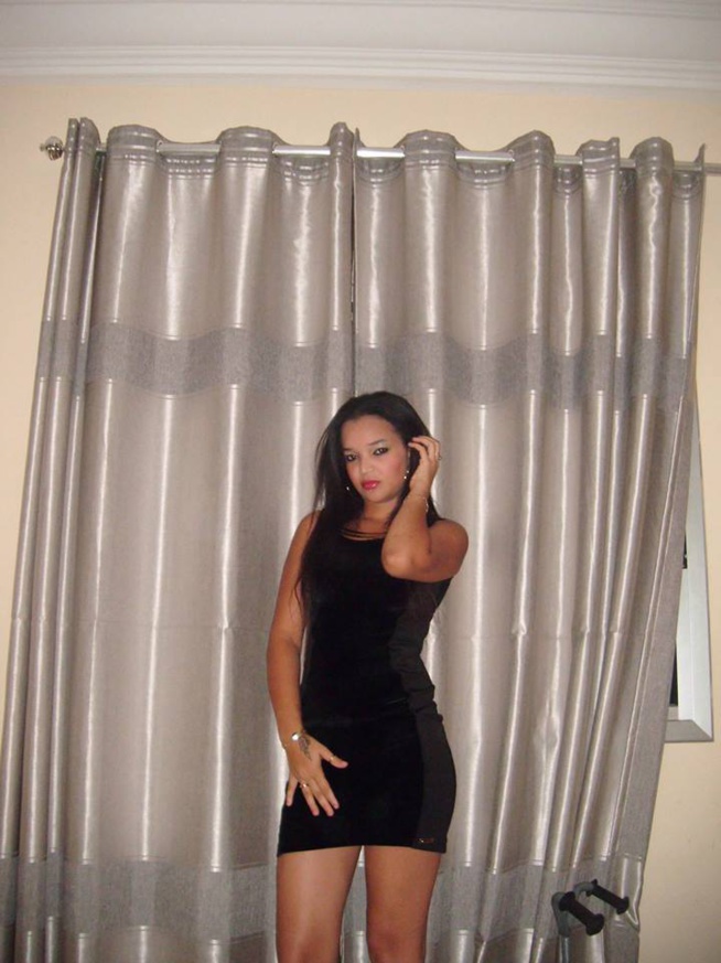 Photos-Agnès, la « copine » de Waly Seck dans Un cafe avec en mode shooting Photos-Agnès, la « copine » de Waly Seck dans Un cafe avec en mode shooting