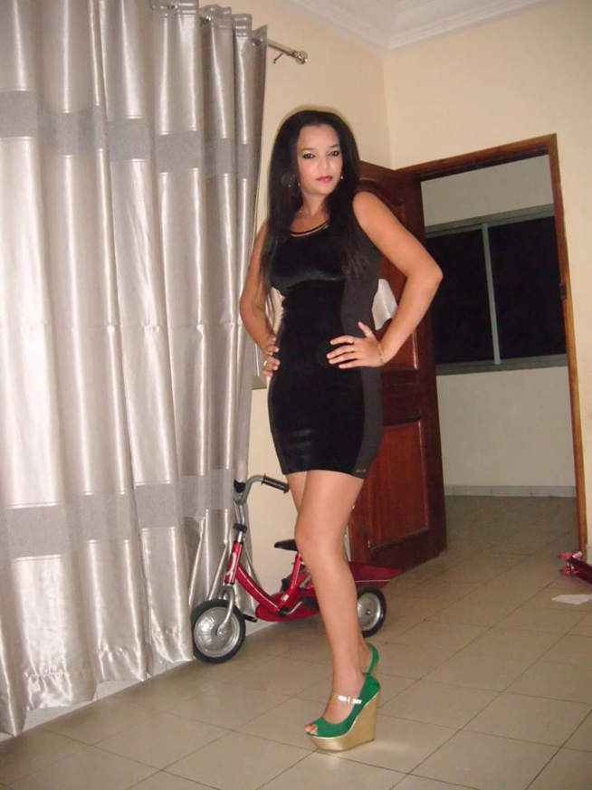 Photos-Agnès, la « copine » de Waly Seck dans Un cafe avec en mode shooting Photos-Agnès, la « copine » de Waly Seck dans Un cafe avec en mode shooting