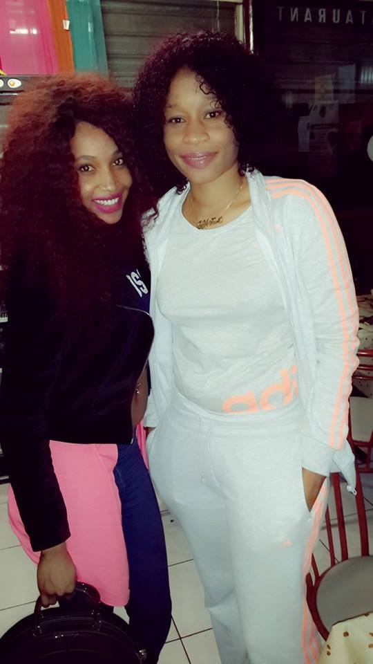 La danseuse Sophia Sene en compagnie de Aida Samb chez Bour Nguéweul à Paris La danseuse Sophia Sene en compagnie de Aida Samb chez Bour Nguéweul à Paris
