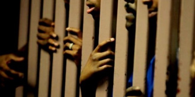 482 personnes ont bénéficié de la grâce présidentielle . 482 personnes ont bénéficié de la grâce présidentielle .