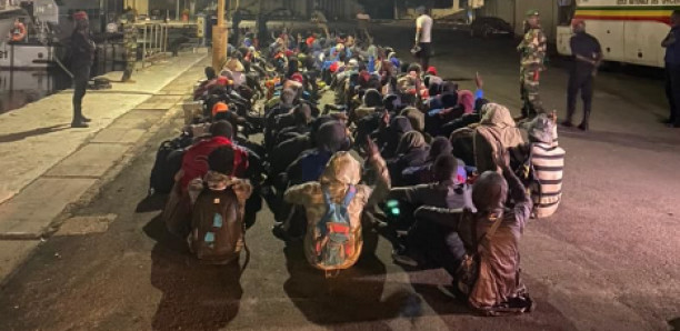 Émigration Irrégulière : Des Migrants Abandonnés Dans Une Pirogue Par Le Capitaine Émigration Irrégulière : Des Migrants Abandonnés Dans Une Pirogue Par Le Capitaine