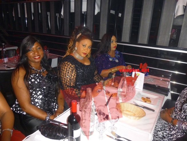 Les images de la veille de l'indépendance du Sénégal au Pau Brasil sur l'Arc de Triomphe à Paris: Une soirée de gala chic et glamour. Les images de la veille de l'indépendance du Sénégal au Pau Brasil sur l'Arc de Triomphe à Paris: Une soirée de gala chic et glamour.