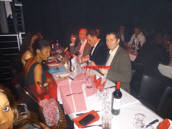 Les images de la veille de l'indépendance du Sénégal au Pau Brasil sur l'Arc de Triomphe à Paris: Une soirée de gala chic et glamour. Les images de la veille de l'indépendance du Sénégal au Pau Brasil sur l'Arc de Triomphe à Paris: Une soirée de gala chic et glamour.