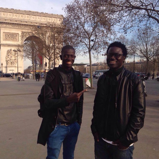 Papis Niang le patron de Art bi management et son staff en plein tournage au coeur de Paris. Regardez Papis Niang le patron de Art bi management et son staff en plein tournage au coeur de Paris. Regardez