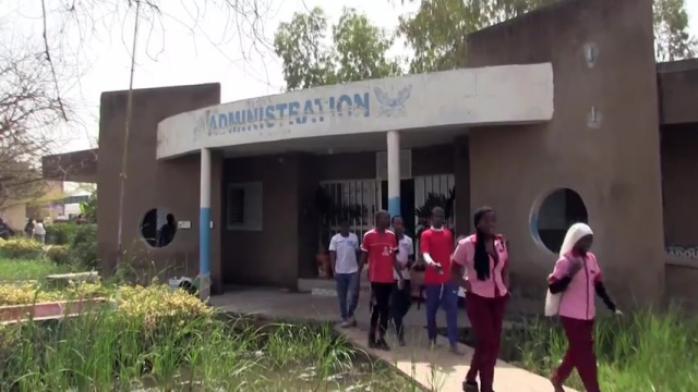 Présence des eaux stagnantes au Lycée de Plan Jaxaay: Plus de 2 000 élèves affrontent le calvaire pour apprendre Présence des eaux stagnantes au Lycée de Plan Jaxaay: Plus de 2 000 élèves affrontent le calvaire pour apprendre