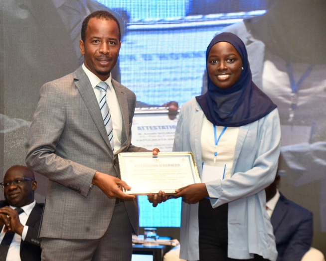 Remise d'attestations d'honneur et les prix aux récipiendaires de la 6eme éditions des Star-up AFRITECH avec le MEDS en collaboration avec le CJES. Remise d'attestations d'honneur et les prix aux récipiendaires de la 6eme éditions des Star-up AFRITECH avec le MEDS en collaboration avec le CJES.