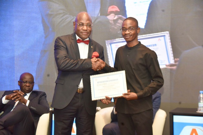 Remise d'attestations d'honneur et les prix aux récipiendaires de la 6eme éditions des Star-up AFRITECH avec le MEDS en collaboration avec le CJES. Remise d'attestations d'honneur et les prix aux récipiendaires de la 6eme éditions des Star-up AFRITECH avec le MEDS en collaboration avec le CJES.