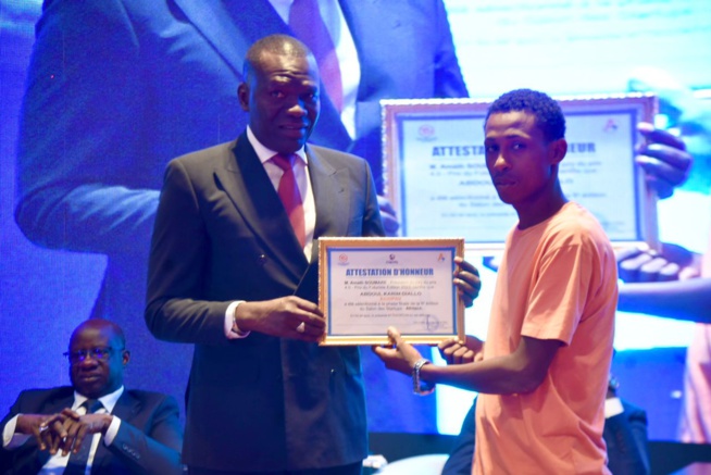 Remise d'attestations d'honneur et les prix aux récipiendaires de la 6eme éditions des Star-up AFRITECH avec le MEDS en collaboration avec le CJES. Remise d'attestations d'honneur et les prix aux récipiendaires de la 6eme éditions des Star-up AFRITECH avec le MEDS en collaboration avec le CJES.