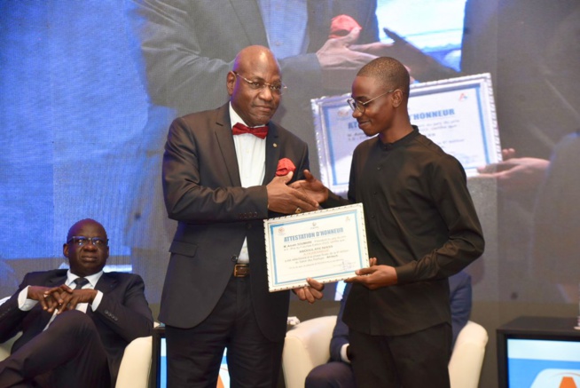 Remise d'attestations d'honneur et les prix aux récipiendaires de la 6eme éditions des Star-up AFRITECH avec le MEDS en collaboration avec le CJES. Remise d'attestations d'honneur et les prix aux récipiendaires de la 6eme éditions des Star-up AFRITECH avec le MEDS en collaboration avec le CJES.