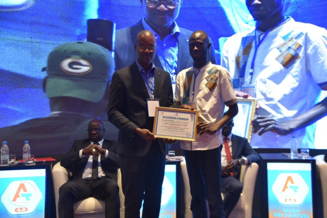 Remise d'attestations d'honneur et les prix aux récipiendaires de la 6eme éditions des Star-up AFRITECH avec le MEDS en collaboration avec le CJES. Remise d'attestations d'honneur et les prix aux récipiendaires de la 6eme éditions des Star-up AFRITECH avec le MEDS en collaboration avec le CJES.