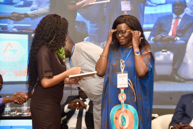 Remise d'attestations d'honneur et les prix aux récipiendaires de la 6eme éditions des Star-up AFRITECH avec le MEDS en collaboration avec le CJES. Remise d'attestations d'honneur et les prix aux récipiendaires de la 6eme éditions des Star-up AFRITECH avec le MEDS en collaboration avec le CJES.