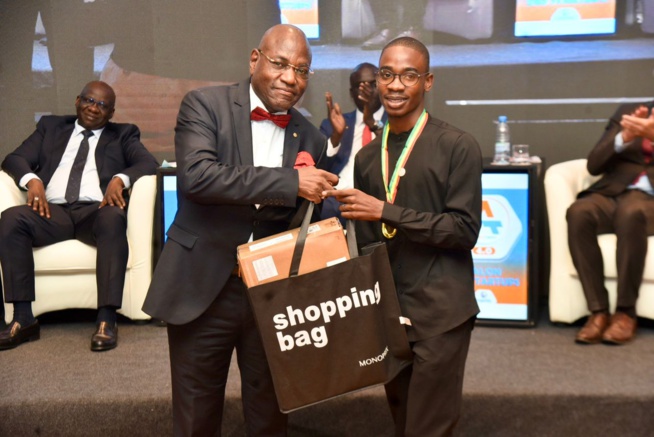 Remise d'attestations d'honneur et les prix aux récipiendaires de la 6eme éditions des Star-up AFRITECH avec le MEDS en collaboration avec le CJES. Remise d'attestations d'honneur et les prix aux récipiendaires de la 6eme éditions des Star-up AFRITECH avec le MEDS en collaboration avec le CJES.