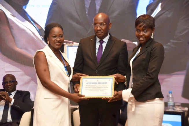 Remise d'attestations d'honneur et les prix aux récipiendaires de la 6eme éditions des Star-up AFRITECH avec le MEDS en collaboration avec le CJES. Remise d'attestations d'honneur et les prix aux récipiendaires de la 6eme éditions des Star-up AFRITECH avec le MEDS en collaboration avec le CJES.