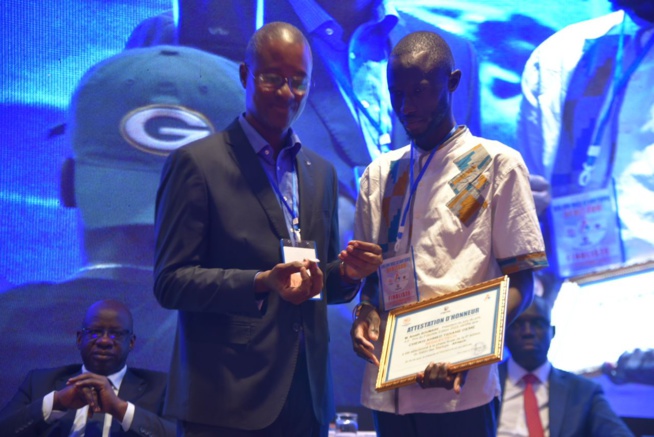 Remise d'attestations d'honneur et les prix aux récipiendaires de la 6eme éditions des Star-up AFRITECH avec le MEDS en collaboration avec le CJES. Remise d'attestations d'honneur et les prix aux récipiendaires de la 6eme éditions des Star-up AFRITECH avec le MEDS en collaboration avec le CJES.