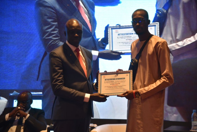 Remise d'attestations d'honneur et les prix aux récipiendaires de la 6eme éditions des Star-up AFRITECH avec le MEDS en collaboration avec le CJES. Remise d'attestations d'honneur et les prix aux récipiendaires de la 6eme éditions des Star-up AFRITECH avec le MEDS en collaboration avec le CJES.