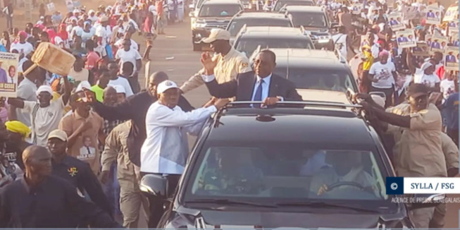 En tournée économique à Kédougou: Le président de la République, Macky Sall, chaleureusement accueilli par une foule en extase En tournée économique à Kédougou: Le président de la République, Macky Sall, chaleureusement accueilli par une foule en extase