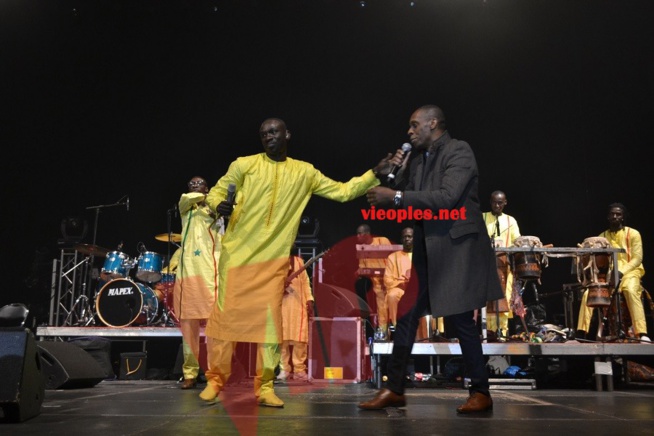 Claude Siar de la RFI sur scène avec Pape Diouf.