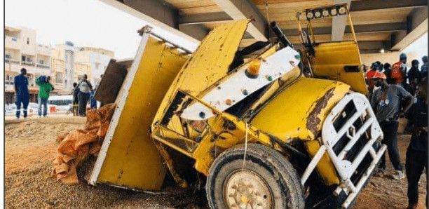 Kédougou : Un camion finit sa course sous un pont, le chauffeur coincé Kédougou : Un camion finit sa course sous un pont, le chauffeur coincé