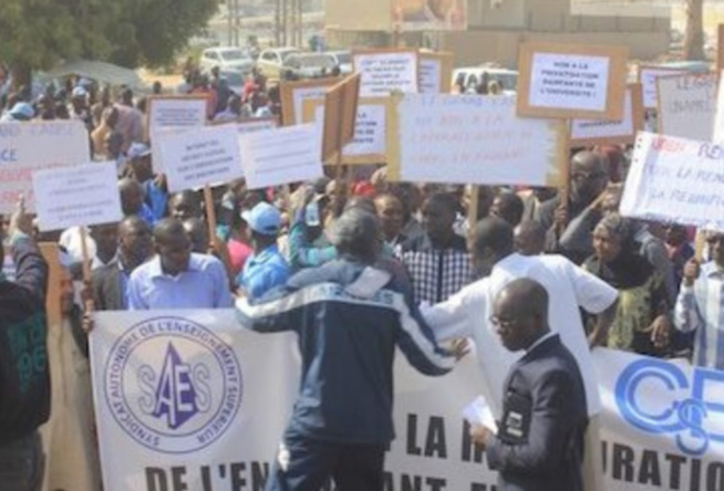 Arrêt des cours en ligne à l’Ucad par le SAES, approche de la campagne électorale… : L’année académique en danger Arrêt des cours en ligne à l’Ucad par le SAES, approche de la campagne électorale… : L’année académique en danger