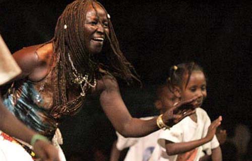Détention et usage de drogue : Seynabou Diop l'ex-danseuse du "Touré Kunda" arrêtée Détention et usage de drogue : Seynabou Diop l'ex-danseuse du "Touré Kunda" arrêtée