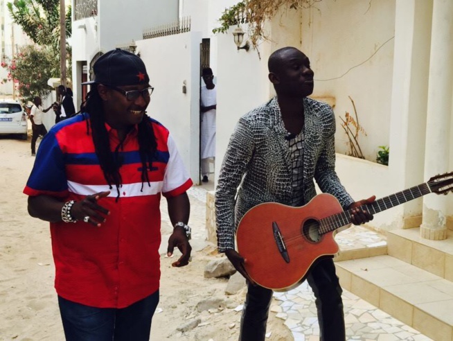 Le cadeau de Awadi à Pape Diouf… Regardez Le cadeau de Awadi à Pape Diouf… Regardez