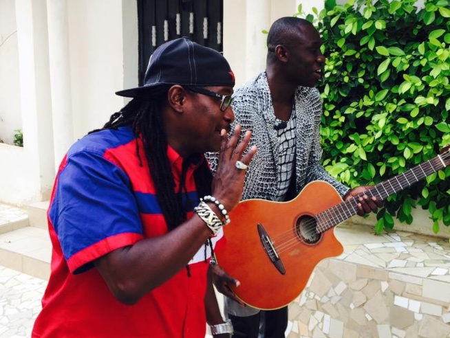 Le cadeau de Awadi à Pape Diouf… Regardez Le cadeau de Awadi à Pape Diouf… Regardez
