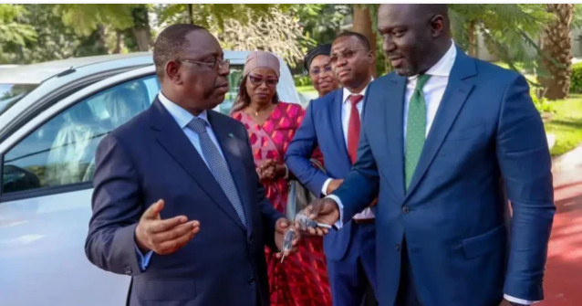 Mission de contrôle des prix sur tout le territoire national : Macky Sall remet un lot de 100 voitures au ministre du Commerce Mission de contrôle des prix sur tout le territoire national : Macky Sall remet un lot de 100 voitures au ministre du Commerce