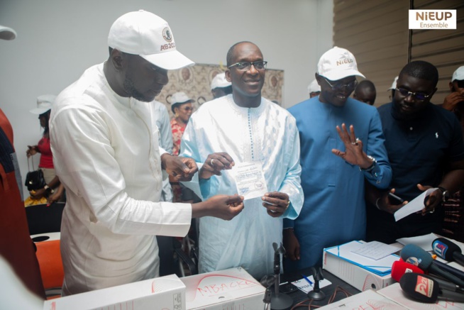Parrainage-Khadim Dia Président du mouvement « Nieup »,décroche 28.353 parrains en faveur d’Amadou Ba Parrainage-Khadim Dia Président du mouvement « Nieup »,décroche 28.353 parrains en faveur d’Amadou Ba