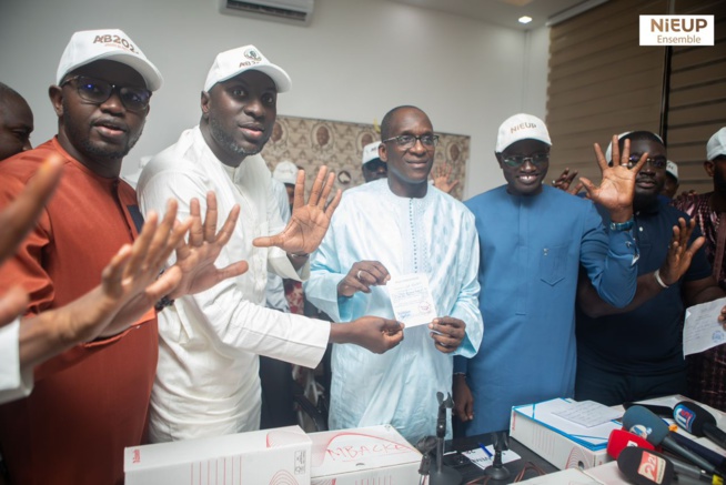 Parrainage-Khadim Dia Président du mouvement « Nieup »,décroche 28.353 parrains en faveur d’Amadou Ba Parrainage-Khadim Dia Président du mouvement « Nieup »,décroche 28.353 parrains en faveur d’Amadou Ba