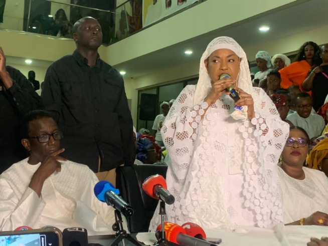 Anniversaire APR: Ndèye Saly DIOP DIENG et les femmes de l’APR collectent 111 000 parrains en faveur du Pm Amadou BA Anniversaire APR: Ndèye Saly DIOP DIENG et les femmes de l’APR collectent 111 000 parrains en faveur du Pm Amadou BA