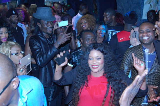 Aida Dada s'adapte bien dans la jet-sett Parisienne. Aida Dada s'adapte bien dans la jet-sett Parisienne.