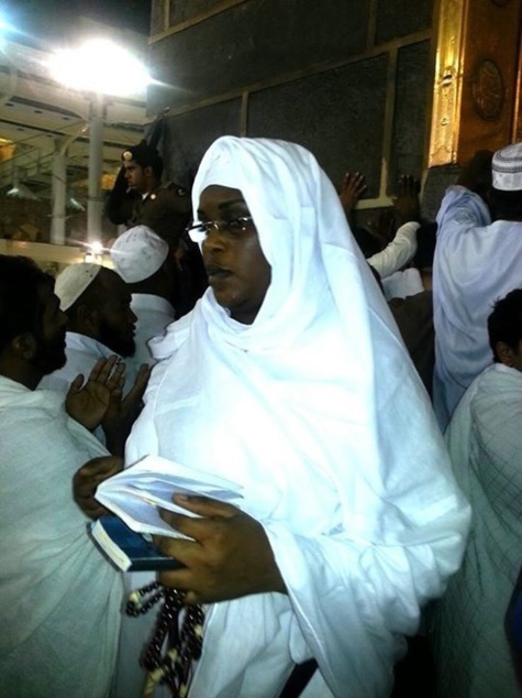 Mosquée de la Rue Blanchot : Marième Faye Sall distribue des enveloppes et crée un embouteillage Mosquée de la Rue Blanchot : Marième Faye Sall distribue des enveloppes et crée un embouteillage