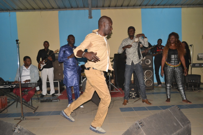 Les commandos de THIES à l'assaut du "Rakadiou" de Pape Diouf et la génération consciente.Regardez Les commandos de THIES à l'assaut du "Rakadiou" de Pape Diouf et la génération consciente.Regardez