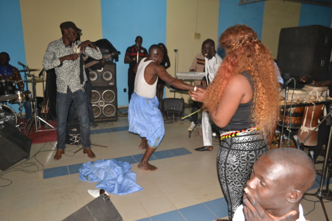 Les commandos de THIES à l'assaut du "Rakadiou" de Pape Diouf et la génération consciente.Regardez Les commandos de THIES à l'assaut du "Rakadiou" de Pape Diouf et la génération consciente.Regardez