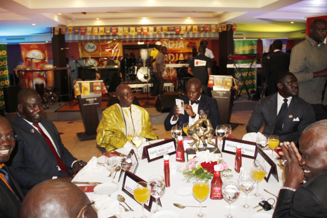 20 Images: Quand Aziz Ndiaye innove encore dans la lutte avec un face to face chic et glamour au Terroubi entre Tyson et Gris Bordeau. Regardez 20 Images: Quand Aziz Ndiaye innove encore dans la lutte avec un face to face chic et glamour au Terroubi entre Tyson et Gris Bordeau. Regardez