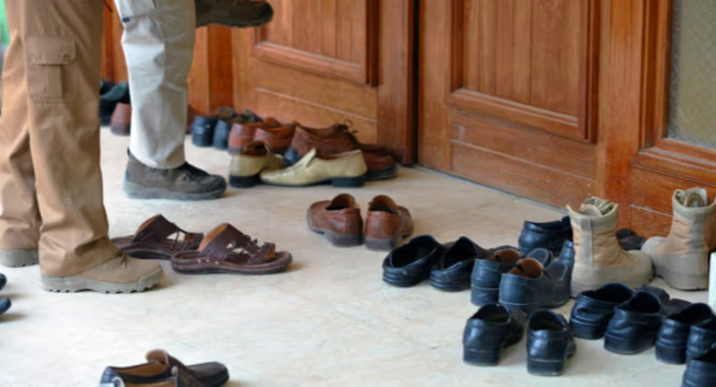 Fann Hock: Il vole les chaussures des fidèles pendant la prière mortuaire