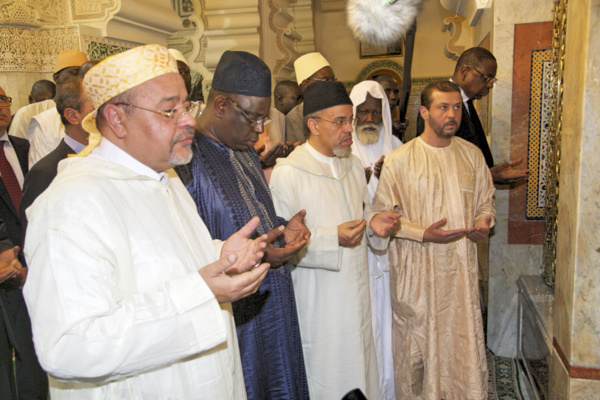 Le Président Macky Sall en pèlerinage au mausolée de Cheikh Ahmed Tidiane Chérif Le Président Macky Sall en pèlerinage au mausolée de Cheikh Ahmed Tidiane Chérif