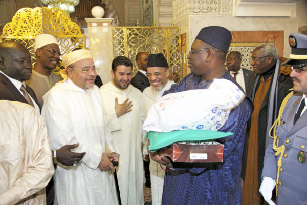 Le Président Macky Sall en pèlerinage au mausolée de Cheikh Ahmed Tidiane Chérif Le Président Macky Sall en pèlerinage au mausolée de Cheikh Ahmed Tidiane Chérif