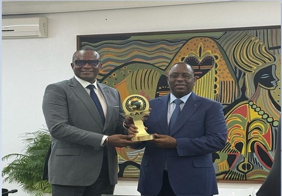 Prix de l’Excellence aux CAF Awards : Macky Sall a reçu son trophée Prix de l’Excellence aux CAF Awards : Macky Sall a reçu son trophée