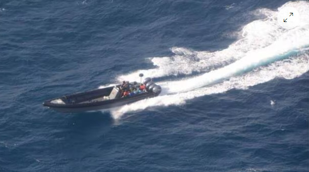 La Marine interpelle 5 trafiquants de drogue et repêche 690 kg de cocaïne La Marine interpelle 5 trafiquants de drogue et repêche 690 kg de cocaïne