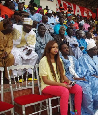 Mounzir Niasse le guichet automatique de Waly Seck en compagnie de sa douce Nadia au stade Demba Diop.