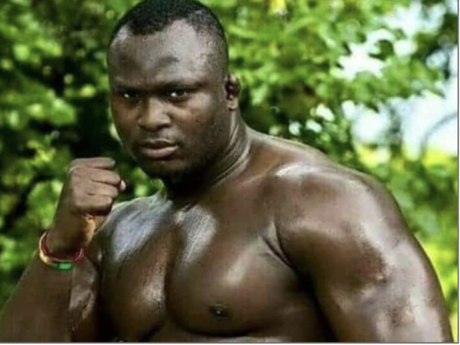 Lutte avec frappe : Modou Lô résiste, bat Boy Niang et conserve sa couronne Lutte avec frappe : Modou Lô résiste, bat Boy Niang et conserve sa couronne