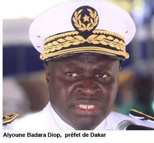 Alioune Badara Diop, préfet de Dakar, signe l'arrêt de mort des panneaux publicitaires dans les rues de Dakar Alioune Badara Diop, préfet de Dakar, signe l'arrêt de mort des panneaux publicitaires dans les rues de Dakar
