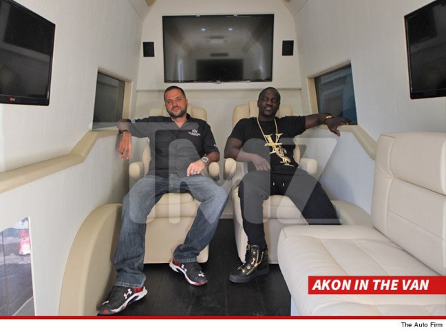 PHOTOS: Akon achète une Mercedes blindée pour un président Africain (Macky)
