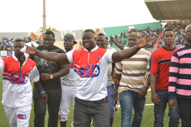 Le premier choc de Aziz Production: L'écurie  Fass humilie l'écurie Boul Falé Tyson mord la poussière du stade Demba Diop face à Gris Bordeau. Revivez les moments forts.