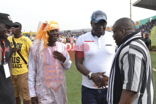 Le premier choc de Aziz Production: L'écurie  Fass humilie l'écurie Boul Falé Tyson mord la poussière du stade Demba Diop face à Gris Bordeau. Revivez les moments forts.