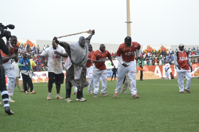 Le premier choc de Aziz Production: L'écurie Fass humilie l'écurie Boul Falé Tyson mord la poussière du stade Demba Diop face à Gris Bordeau. Revivez les moments forts. Le premier choc de Aziz Production: L'écurie Fass humilie l'écurie Boul Falé Tyson mord la poussière du stade Demba Diop face à Gris Bordeau. Revivez les moments forts.