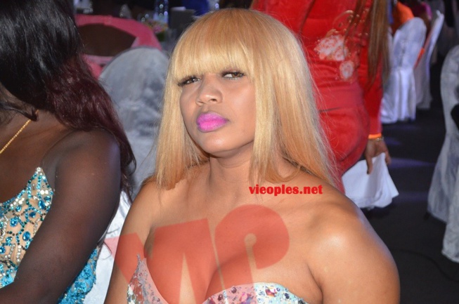 Sublime et élégante dans sa robe la femme d'affaires Collé Faye au King Fhad Place Sublime et élégante dans sa robe la femme d'affaires Collé Faye au King Fhad Place