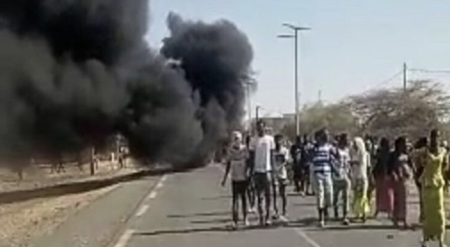 Médina Ndiathbé ne décolère pas : les populations réclament justice pour Amadou Mbaye Diop tué jeudi par la Douane Médina Ndiathbé ne décolère pas : les populations réclament justice pour Amadou Mbaye Diop tué jeudi par la Douane