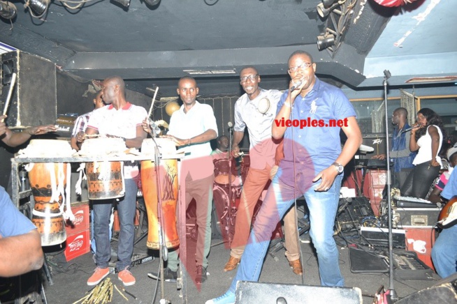 Pape Diouf et sa génération consciente chauffent le Madison et vous donnent rendez- vous ce Vendredi dans 100% show rakadiou avec les vip. Regardez. Pape Diouf et sa génération consciente chauffent le Madison et vous donnent rendez- vous ce Vendredi dans 100% show rakadiou avec les vip. Regardez.